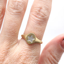 Laden Sie das Bild in den Galerie-Viewer, 14k Diamond Star Signet Ring

