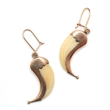 Laden Sie das Bild in den Galerie-Viewer, 9k Victorian Claw Earrings
