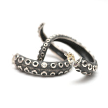 Carica l&#39;immagine nel visualizzatore di Gallery, Silver Diamond Tentacle Earrings
