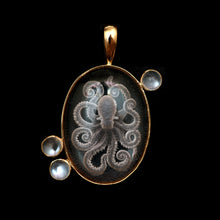 Laden Sie das Bild in den Galerie-Viewer, 14k Octopus Intaglio Pendant
