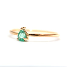 Laden Sie das Bild in den Galerie-Viewer, Bitty 14k Emerald Ring
