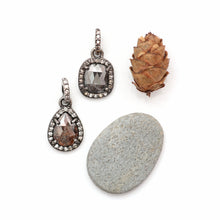 Carica l&#39;immagine nel visualizzatore di Gallery, Rustic Diamond Pendant

