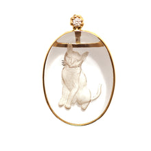 Carica l&#39;immagine nel visualizzatore di Gallery, 14k Diamond Cat Intaglio Pendant
