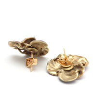 Laden Sie das Bild in den Galerie-Viewer, 14k Large Purple Enamel Pansy Earrings
