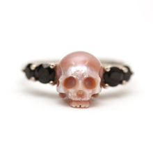 Laden Sie das Bild in den Galerie-Viewer, Sterling Onyx Pearl Skull Ring
