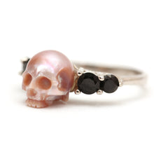 Laden Sie das Bild in den Galerie-Viewer, Sterling Onyx Pearl Skull Ring
