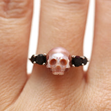 Laden Sie das Bild in den Galerie-Viewer, Sterling Onyx Pearl Skull Ring
