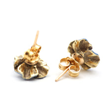 Charger l&#39;image dans la galerie, 14k Tiny Blue Enamel Pansy Stud Earrings
