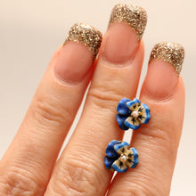 Charger l&#39;image dans la galerie, 14k Tiny Blue Enamel Pansy Stud Earrings
