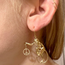 Carica l&#39;immagine nel visualizzatore di Gallery, Gold Peace Monkey Earrings
