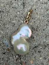 Carica l'immagine nel visualizzatore di Gallery, 14k Pink Tourmaline Sea Goddess Pearl Pendant
