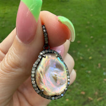 Carica l'immagine nel visualizzatore di Gallery, Diamond Rainbow Pearl Pendant
