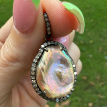 Carica l'immagine nel visualizzatore di Gallery, Diamond Rainbow Pearl Pendant
