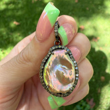 Carica l'immagine nel visualizzatore di Gallery, Diamond Rainbow Pearl Pendant
