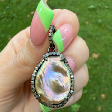 Carica l'immagine nel visualizzatore di Gallery, Diamond Rainbow Pearl Pendant
