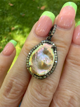 Carica l'immagine nel visualizzatore di Gallery, Diamond Rainbow Pearl Pendant
