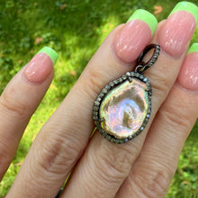 Carica l'immagine nel visualizzatore di Gallery, Diamond Rainbow Pearl Pendant
