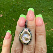 Carica l'immagine nel visualizzatore di Gallery, Diamond Rainbow Pearl Pendant

