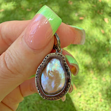 Carica l'immagine nel visualizzatore di Gallery, Diamond Rainbow Pearl Pendant
