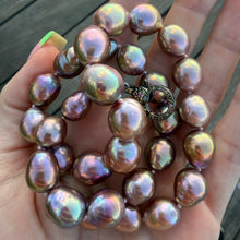 Laden Sie das Bild in den Galerie-Viewer, Rainbow Metallic Baroque Pearl Necklace

