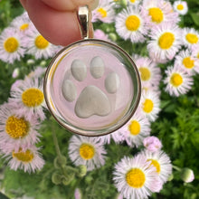 Carica l&#39;immagine nel visualizzatore di Gallery, 14k Paw Intaglio Pendant
