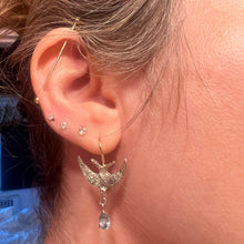 Carica l&#39;immagine nel visualizzatore di Gallery, 12k Diamond Swallow Earrings
