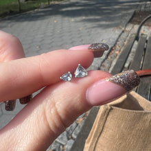 Laden Sie das Bild in den Galerie-Viewer, 14k Rose Cut Diamond Stud Earrings
