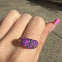 Laden Sie das Bild in den Galerie-Viewer, 14k Freeform Purple Mexican Opal Ring
