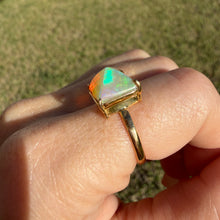 Laden Sie das Bild in den Galerie-Viewer, 14k Yellow Gold Opal Pyramid Ring
