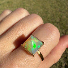 Laden Sie das Bild in den Galerie-Viewer, 14k Yellow Gold Opal Pyramid Ring
