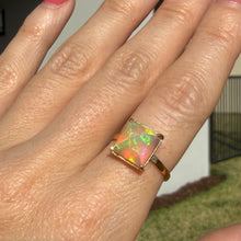 Laden Sie das Bild in den Galerie-Viewer, 14k Yellow Gold Opal Pyramid Ring
