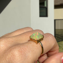 Laden Sie das Bild in den Galerie-Viewer, 14k Yellow Gold Opal Pyramid Ring
