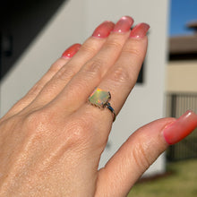 Laden Sie das Bild in den Galerie-Viewer, 14k White Gold Opal Pyramid Ring
