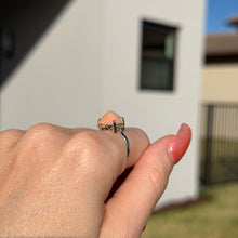 Laden Sie das Bild in den Galerie-Viewer, 14k White Gold Opal Pyramid Ring
