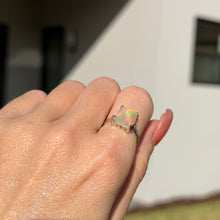 Laden Sie das Bild in den Galerie-Viewer, 14k White Gold Opal Pyramid Ring
