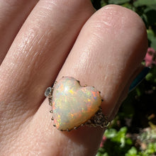 Laden Sie das Bild in den Galerie-Viewer, 15k Opal Heart Ring
