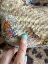 Carica l'immagine nel visualizzatore di Gallery, Lillian Vernon Needlepoint Bunny Rabbit Pillow
