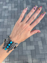 Carica l&#39;immagine nel visualizzatore di Gallery, Sterling Turquoise Navajo Butterfly Cuff Bracelet
