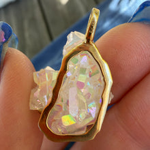 画像をギャラリービューアに読み込む, 14k Diamond Crystal Karma Pendant
