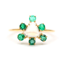 Laden Sie das Bild in den Galerie-Viewer, 14k Moonstone Emerald Ring
