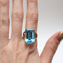 Laden Sie das Bild in den Galerie-Viewer, Large 10k Blue Topaz Ring
