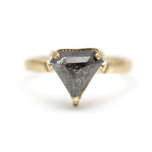 Laden Sie das Bild in den Galerie-Viewer, 14k Black Diamond Shield Ring
