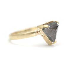 Laden Sie das Bild in den Galerie-Viewer, 14k Black Diamond Shield Ring
