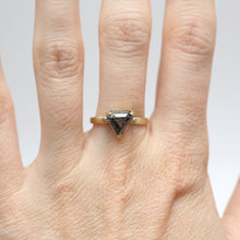 Laden Sie das Bild in den Galerie-Viewer, 14k Black Diamond Shield Ring
