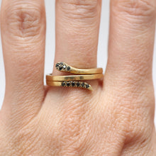 Laden Sie das Bild in den Galerie-Viewer, 14k Black Diamond Snake Ring
