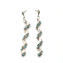 Laden Sie das Bild in den Galerie-Viewer, Zuni Sterling Turquoise Spiral Earrings
