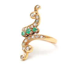 Laden Sie das Bild in den Galerie-Viewer, 18k Rose Cut Diamond and Emerald Victorian Ring
