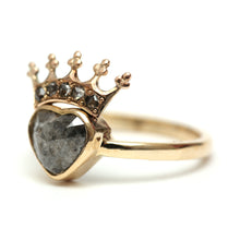 Laden Sie das Bild in den Galerie-Viewer, 14k Black Diamond Crowned Heart Ring
