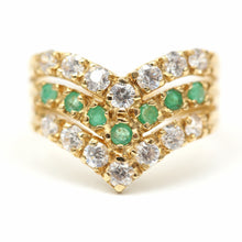 Laden Sie das Bild in den Galerie-Viewer, 18k Diamond Emerald Chevron Ring
