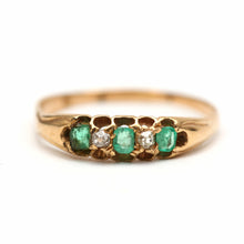 Laden Sie das Bild in den Galerie-Viewer, 18k Victorian Emerald Diamond Band
